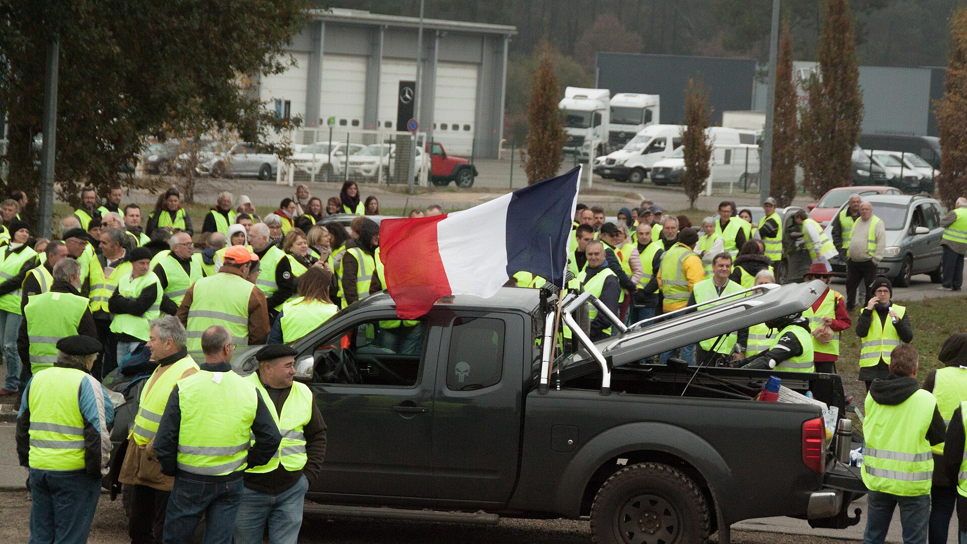 Yellow-vest protesters with a French flag in Mont-de-Marsan on 17 November 2018